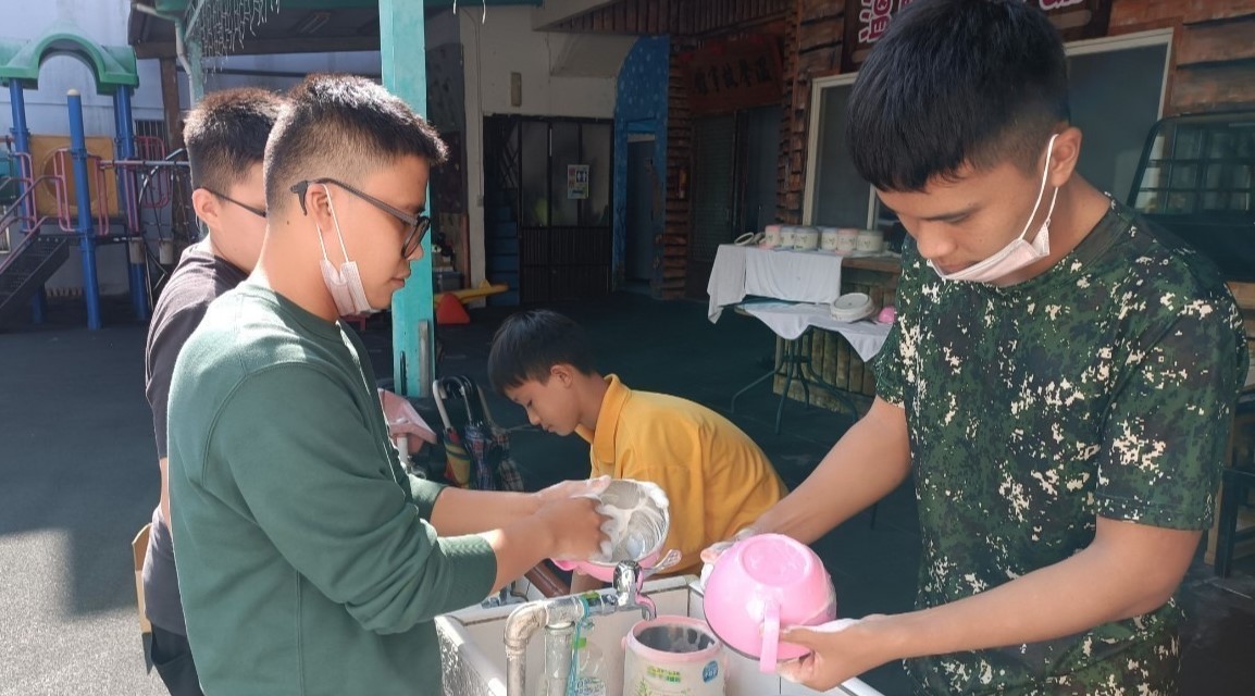 苗栗縣三義溫馨廚房 青少年志工為孤老送餐